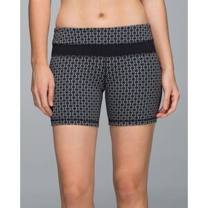 Lululemon Groove Short Full On Luon Tri Geo Silver Spoon Print Size 4